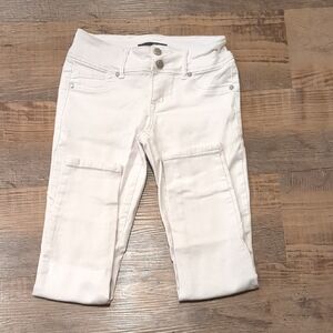 1822 Denim White Cropped Ankle Jeans with Distressed Knees